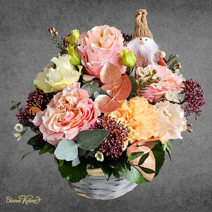 Blumenkorb mit Rosen Nelken Lisianthus und Wichtel in Rosa Apricot in Zürich online kaufen