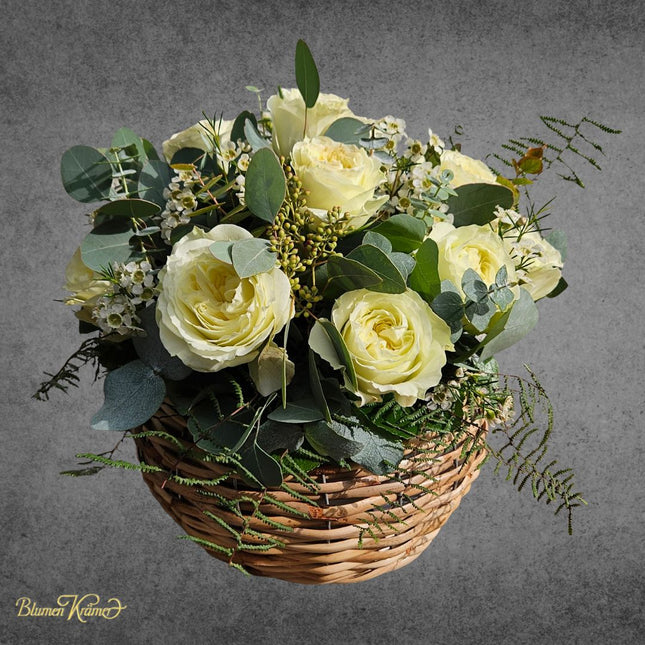 Blumenkorb mit crèmefarbenen Rosen und Eukalyptus frisch aus Zürich online bestellen