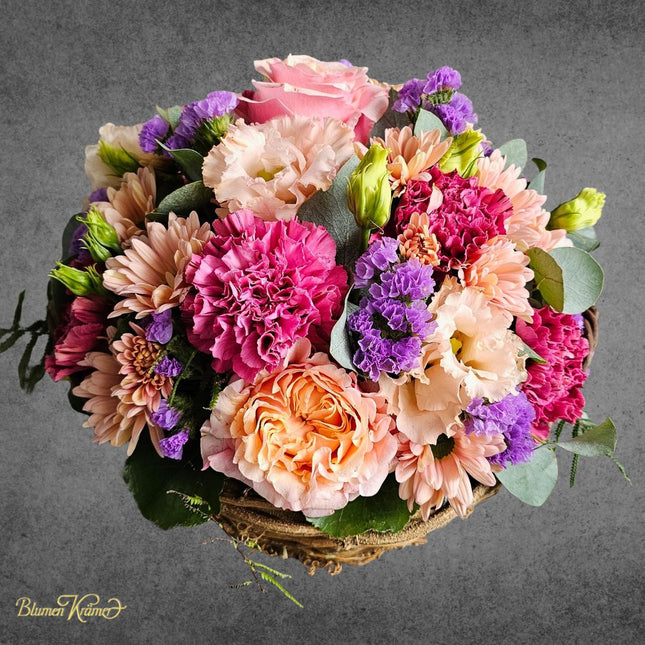 Herbstkörbli mit Chrysanthemen, Rosen, Nelken und Lisianthus_saisonale Blumendeko aus Zürich