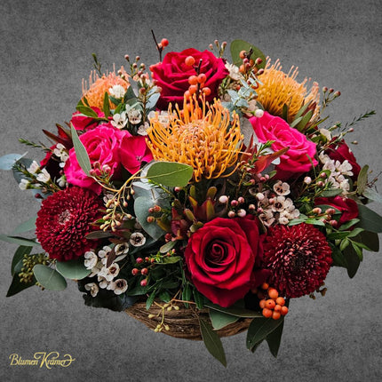 Blumenkorb mit roten Rosen Nutans Eukalyptus und Wachsblumen online kaufen Zürich