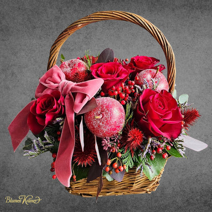 Weihnachtlicher Blumenkorb mit roten Rosen Samtschleife Winteräpfeln und Hagebute in Zürich online bestellen