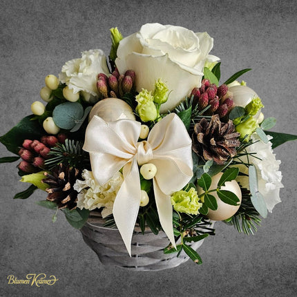 Blumenkorb mit saisonalen Blumen in Crème und Weiss weihnachtlich verziert mit Zapfen und Kugeln in Zürich online kaufen