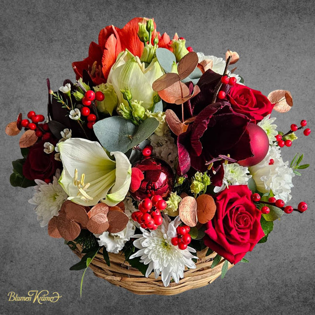Festlicher Blumenkorb mit Chrysanthemen Amaryllis Rosen Ilex und kupfer Eukalyptus in Rot Weiss Grün in Zürich online kaufen