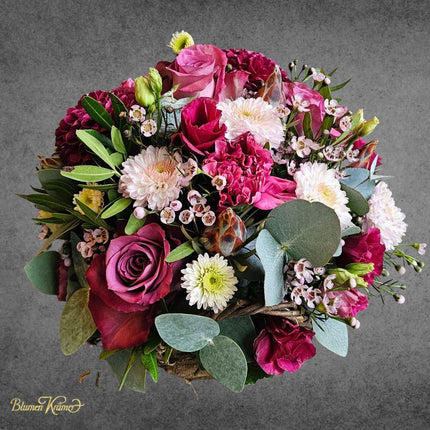 Blumenkorb in Rosa und Pink mit Chrysanthemen, Rosen, Lisianthus, Wachsblumen und Eukalyptus aus dem Blumenladen Zürich online bestellen