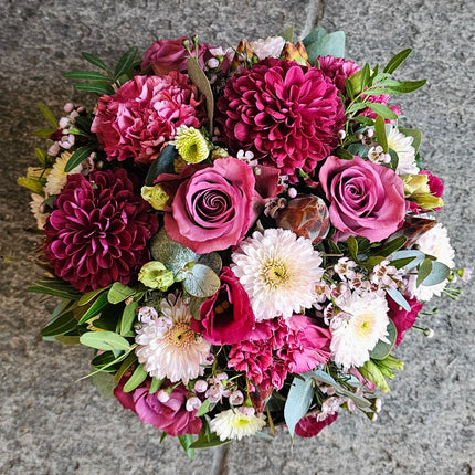 Blumenkorb in Rosa und Pink mit Chrysanthemen, Rosen, Lisianthus, Wachsblumen und Eukalyptus aus dem Blumenladen Zürich verschicken