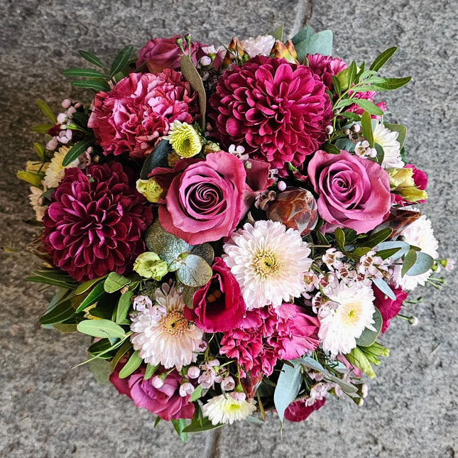 Blumenkorb in Rosa und Pink mit Chrysanthemen, Rosen, Lisianthus, Wachsblumen und Eukalyptus aus dem Blumenladen Zürich verschicken