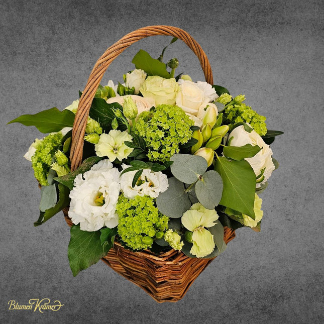 Blumenkorb mit grünem Viburnum weissem Lisianthus Ranunkeln und Rosen kaufen