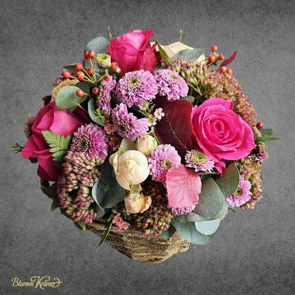 Herbstlicher Blumenkorb mit pinken Rosen und Chrysanthemen aus Zürich online bestellen