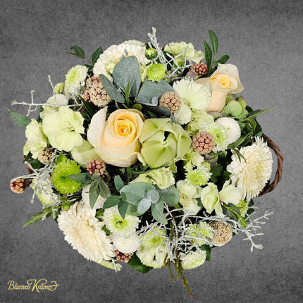 Blumenkorb herbst winterlich in Creme mit saisonalen Blumen frisch geliefert in Zürich