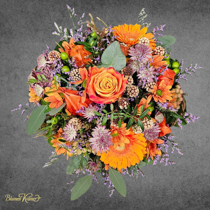 Herbstlicher Blumenkorb mit orangefarbenen Gerbera und Rosen aus Zürich online bestellen