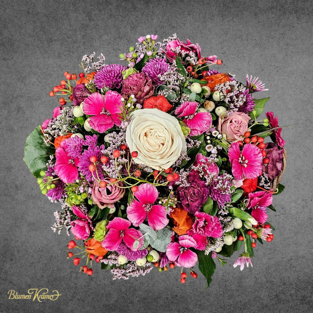 Herbstlicher Blumenkorb Zürich mit Rosen Chrysanthemen Hagebutten und pinken Blüten handgesteckt online bestellen