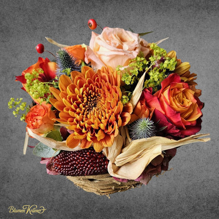 Herbstkörbli mit Chrysanthemen Rosen Hagebutten und Herbstdeko frisch arrangiert und lieferbar in Zürich