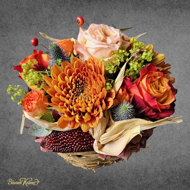 Herbstkörbli mit Chrysanthemen Rosen Hagebutten und Herbstdeko frisch arrangiert und lieferbar in Zürich