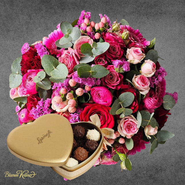 Blumenkorb in Rosa und Rot mit Rosen und Eukalyptus Zürich online kaufen mit Sprüngli Schokolade