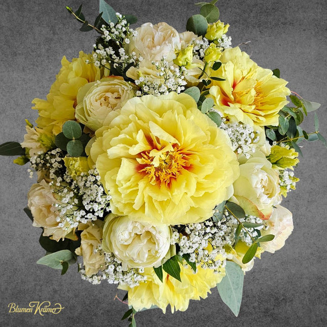 Sonnenglanz Blumenkorb mit gelben Pfingstrosen Rosen Schleierkraut und Eukalyptus liefern lassen in Zürich