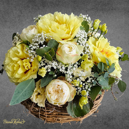 Sonnenglanz Blumenkorb mit gelben Pfingstrosen Rosen Schleierkraut und Eukalyptus online kaufen in Zürich