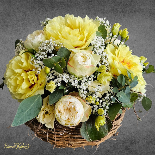 Sonnenglanz Blumenkorb mit gelben Pfingstrosen Rosen Schleierkraut und Eukalyptus online kaufen in Zürich