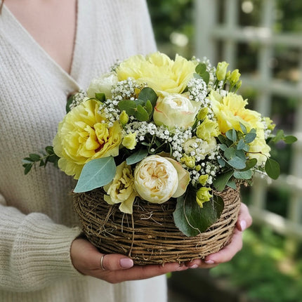Sonnenglanz Blumenkorb mit gelben Pfingstrosen Rosen Schleierkraut und Eukalyptus online bestellen in Zürich