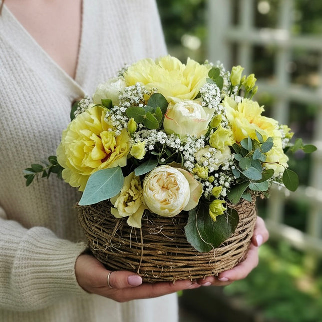 Sonnenglanz Blumenkorb mit gelben Pfingstrosen Rosen Schleierkraut und Eukalyptus online bestellen in Zürich