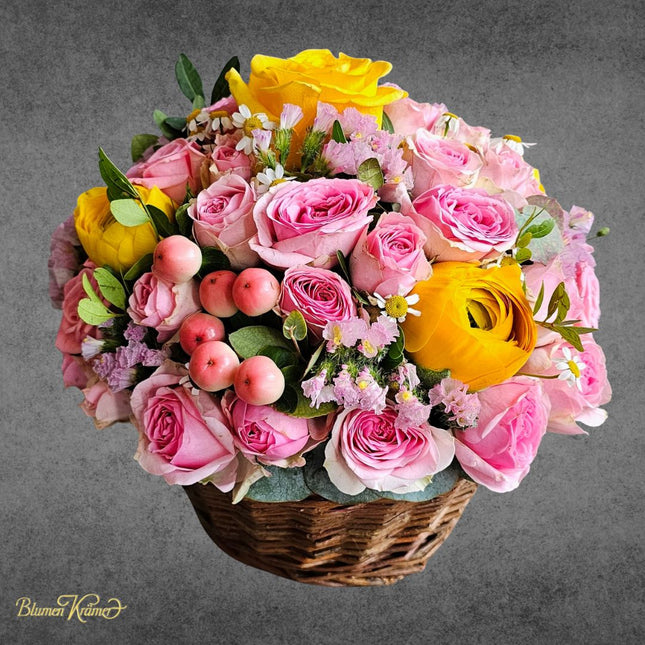 Blumenkorb mit rosa Rosen und Frühlingsblumen online kaufen Blumenlieferung Zürich
