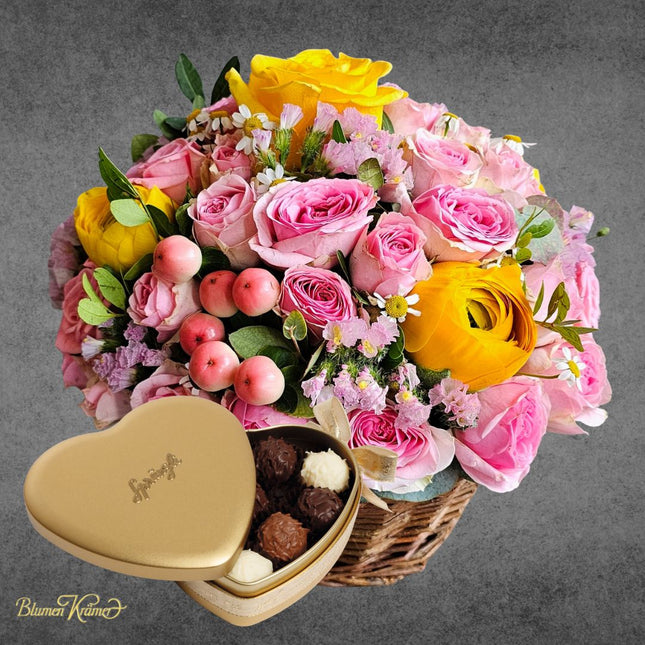 Blumenkorb mit rosa Rosen und Frühlingsblumen online kaufen Blumenlieferung Zürich mit Sprüngli Pralinen