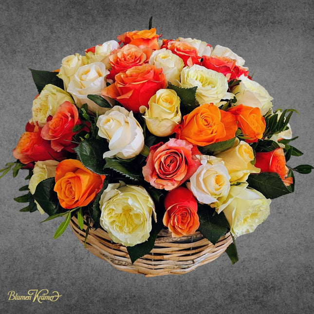 Grosser bunter Rosenkorb mit frischen Rosen in verschiedenen Farben liebevoll gesteckt in Zürich