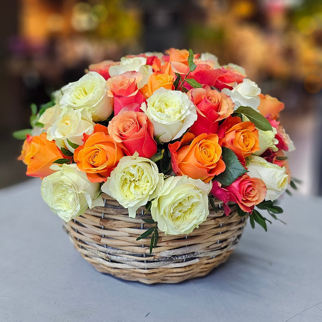 Grosser bunter Rosenkorb mit frischen Rosen in verschiedenen Farben online kaufen in Zürich