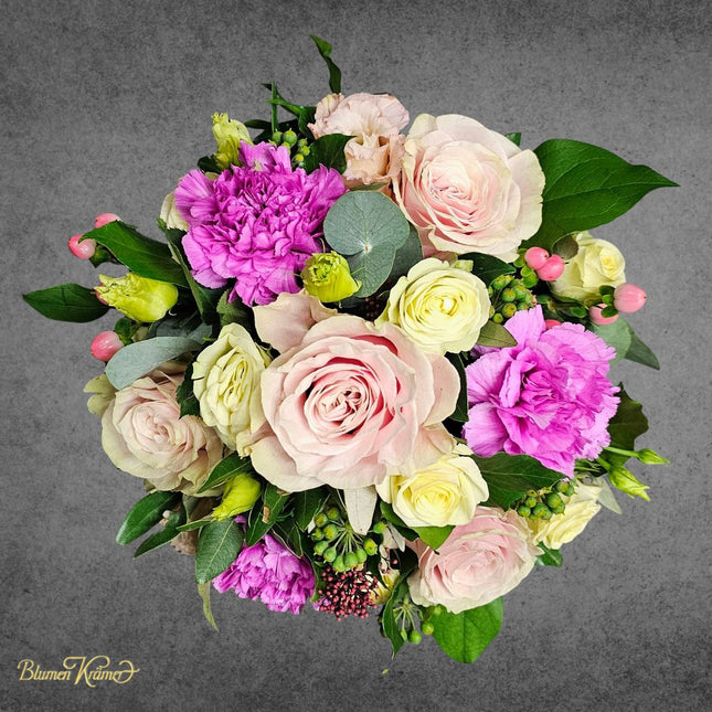 Blumenkorb mit Rosen pastell und pinken Nelken und Lisianthus in Zürich verschicken