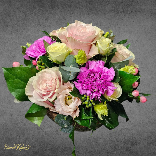 Blumenkorb mit Rosen pastell und pinken Nelken und Lisianthus in Zürich online bestellen