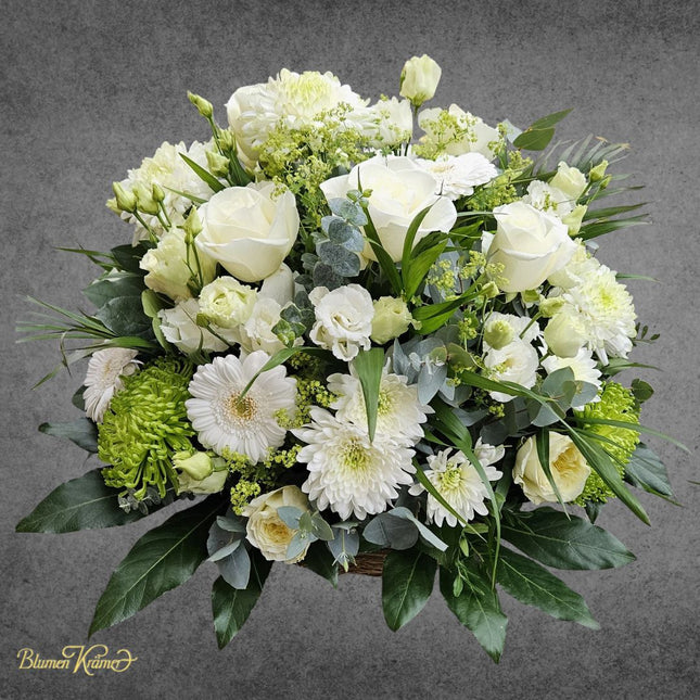 Prachtvoller Blumenkorb mit weissen Rosen und Eukalyptus aus Zürich online kaufen