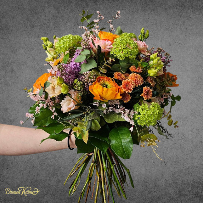 Bunter Frühlings Blumenstrauss mit Ranunkeln und Viburnum frisch gebunden lebendige Farben
