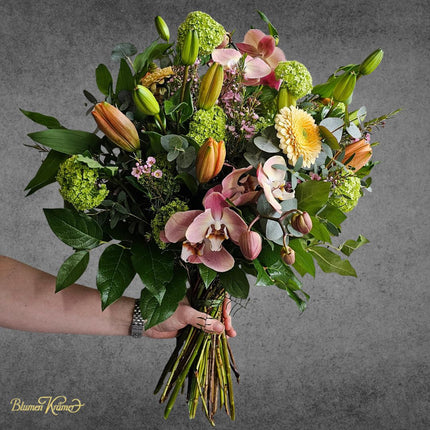 Moderner Blumenstrauss mit Orchideen, Lilien, Gerbera und viel Grün in natürlicher Bindung, elegant und frisch gestaltet online bestellen Zürich