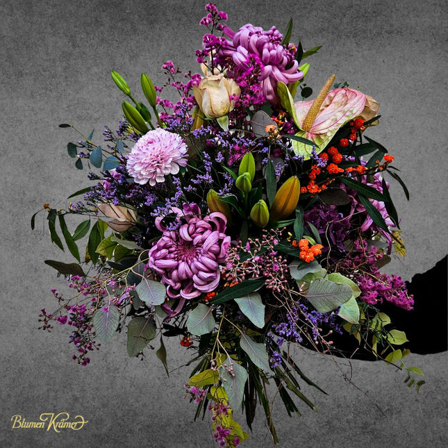 Saisonaler Blumenstrauss in Rosa und Violett mit Chrysanthemen und Lilien aus Zürich online bestellen