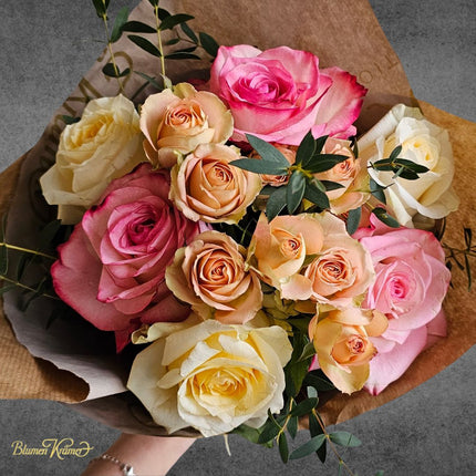 Rosenstrauss mit rosa, creme und lachsfarbenen Rosen und Polyantharosen, elegant handgebunden, Geschenkidee Zürich