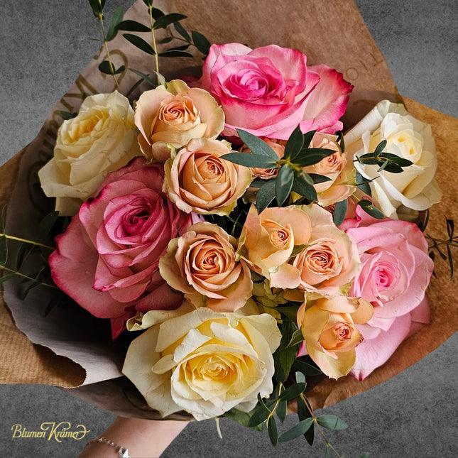 Rosenstrauss mit rosa, creme und lachsfarbenen Rosen und Polyantharosen, elegant handgebunden, Geschenkidee Zürich