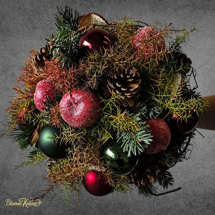 Weihnachtsstrauss mit Zapfen glitzer Äpfeln frischen Koniferen und roten grünen Kugeln in  Zürich online kaufen
