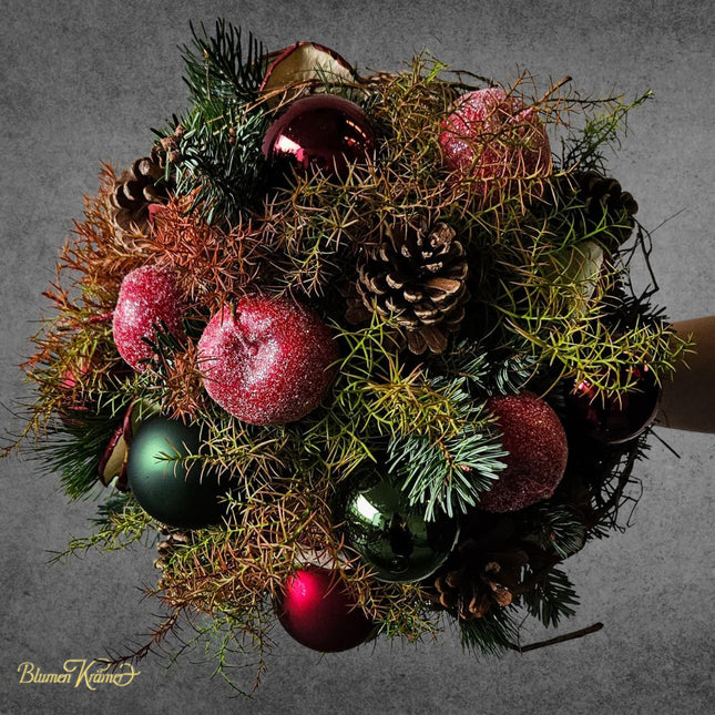 Weihnachtsstrauss mit Zapfen glitzer Äpfeln frischen Koniferen und roten grünen Kugeln in  Zürich online kaufen