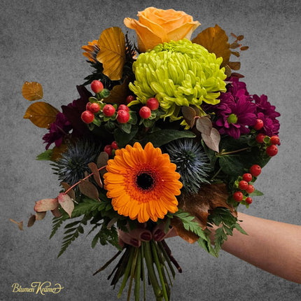 Herbststrauss mit leuchtenden Blumen und Hagebutten in Zürich online kaufen
