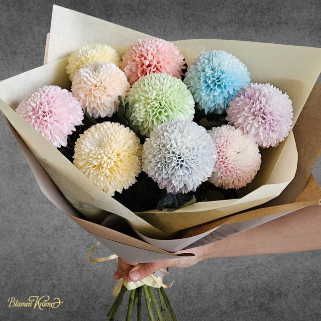 Blooming Lollies Blumenstrauss mit pastellfarbenen Kugelchrysanthemen online kaufen und liefern lassen in Zürich