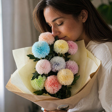 Blooming Lollies Blumenstrauss mit pastellfarbenen Kugelchrysanthemen online kaufen und liefern lassen in Zürich
