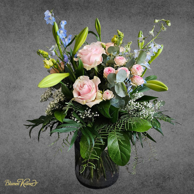Pastell Blumenstrauss mit Rosen Lilien und saisonalen Blüten in Zürich