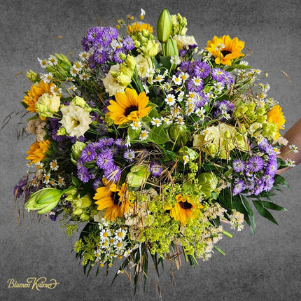 Sommerlicher Blumenstrauss mit Sonnenblumen Kamille und violetten Blüten online bestellen in Zürich