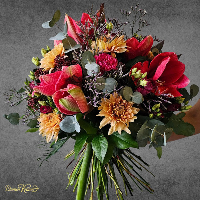 Amaryllis Blumenstrauss mit Chrysanthemen und Eukalyptus frisch gebunden in Zürich