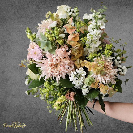 Blumenstrauss Zürich mit Chrysanthemen Eukalyptus Alchemilla und weissen Blüten handgebunden online bestellen