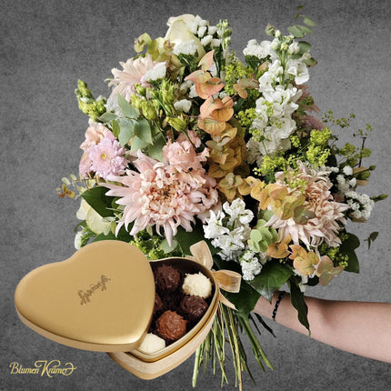 Blumenstrauss Zürich mit Chrysanthemen und Confiserie Sprüngli Schokolade handgebunden online bestellen