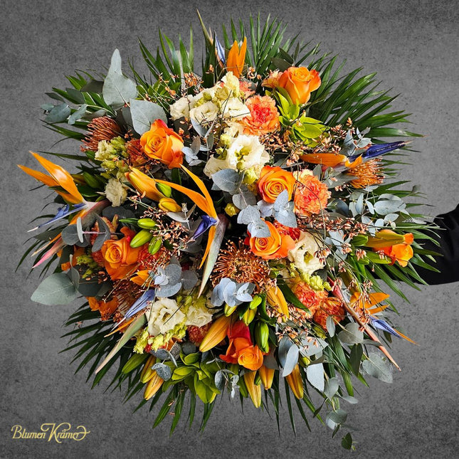 Exotischer orangefarbener Blumenstrauss mit Protea und Rosen frisch gebunden in Zürich