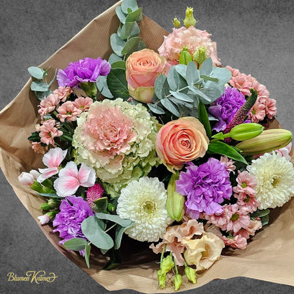 Farbenfroher Winterstrauss in Pastelltoenen mit saisonalen Blueten liebevoll gebunden aus Zürich