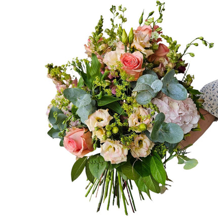 Zarter Blumenstrauss in Rosa und Lachs mit saisonalen Blüten aus Zürich online bestellen