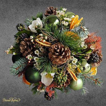 Weihnachtsstrauss mit Orangen Christrosen Zapfen Tannengrün und grünen Kugeln in Zürich online kaufen