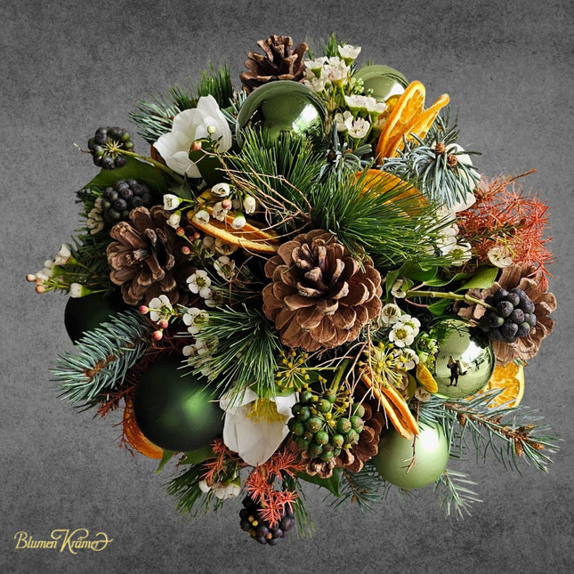 Weihnachtsstrauss mit Orangen Christrosen Zapfen Tannengrün und grünen Kugeln in Zürich online kaufen